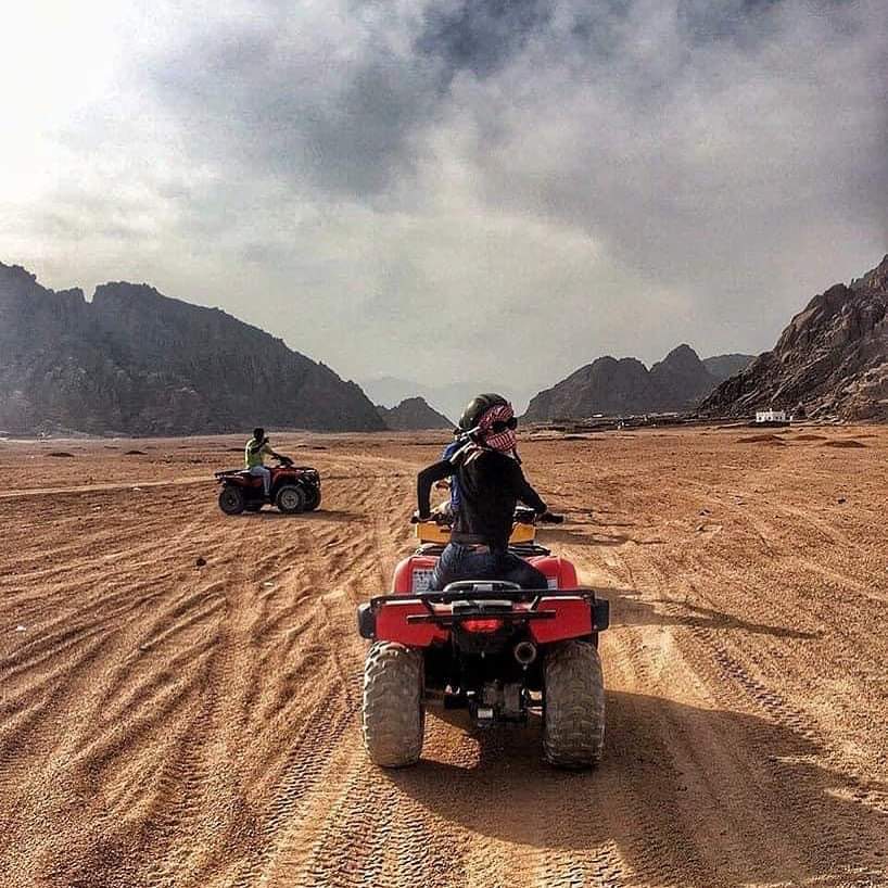 Jeep in der Wüste bei Sonnenuntergang