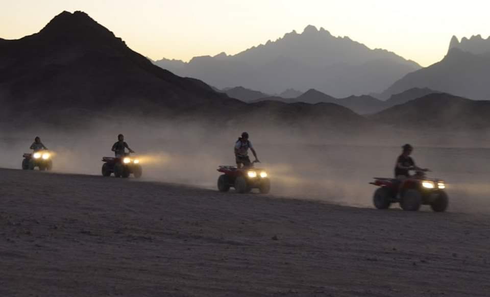 Quadfahrer in der Wüste